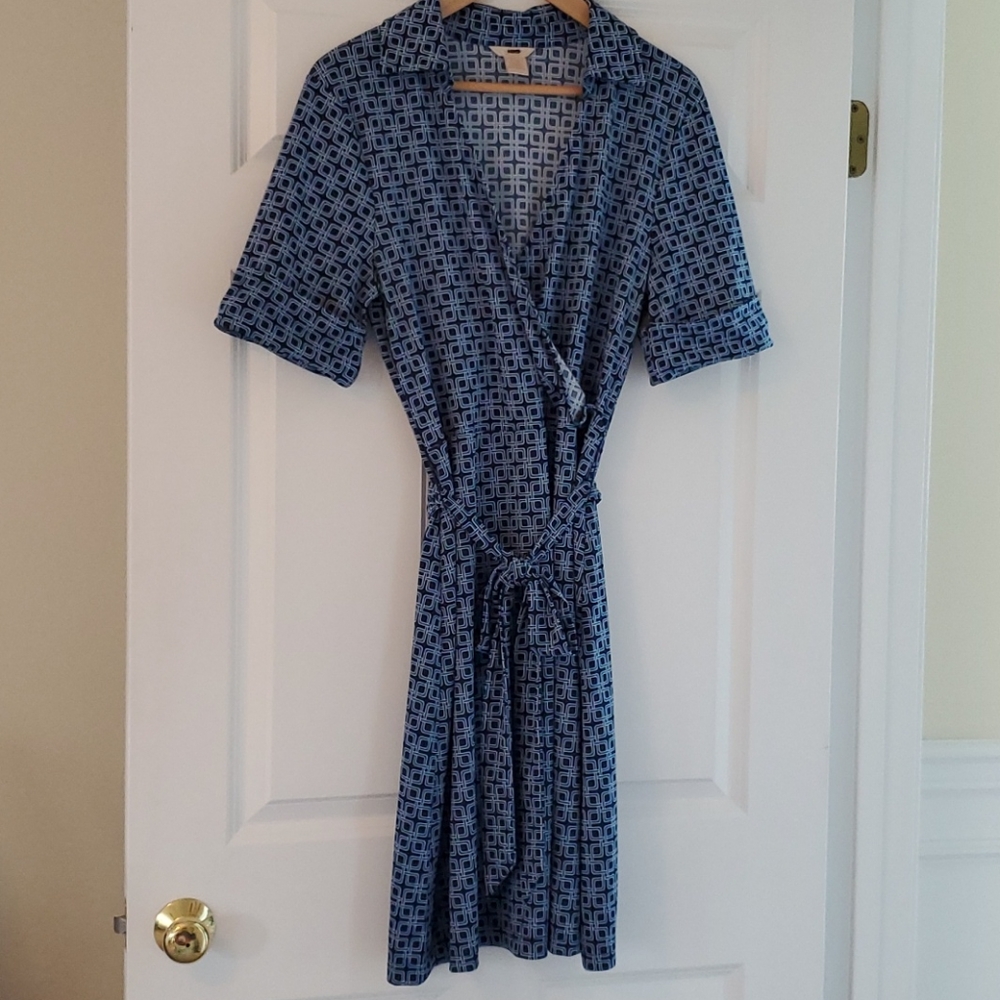 Geometric wrap-look dress 👗